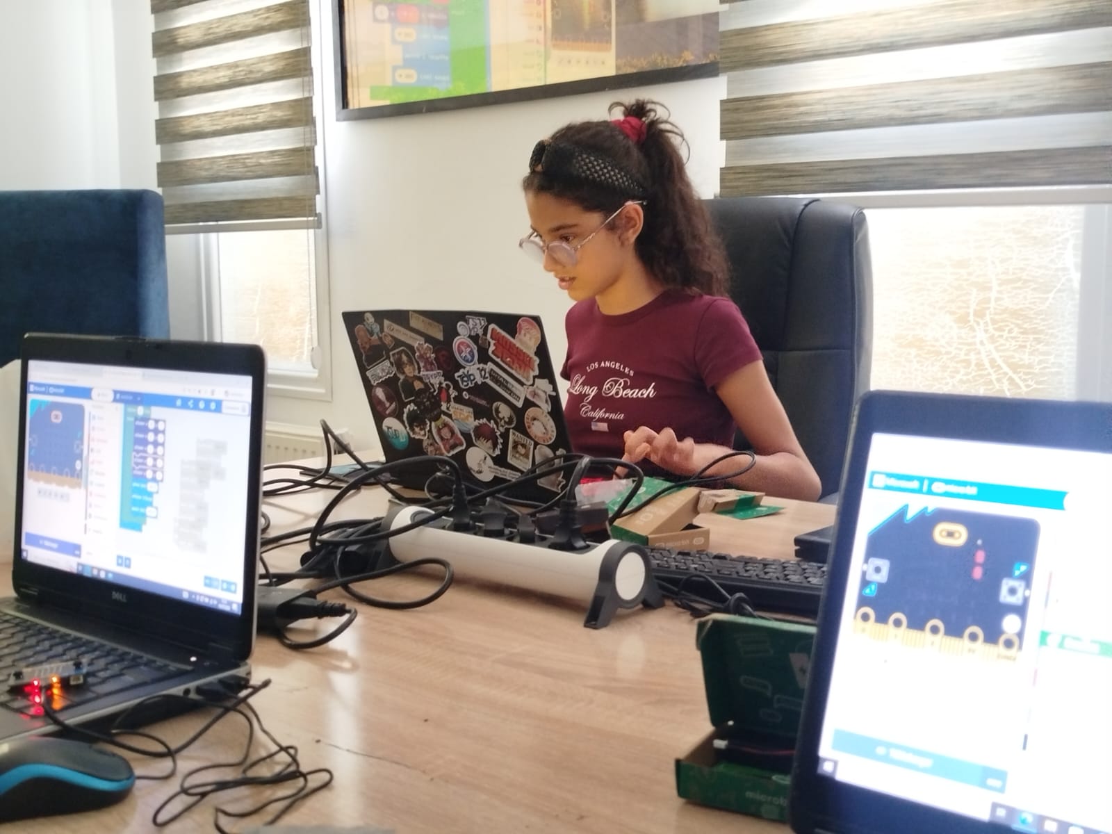 Élèves programmant ensemble sur micro:bit