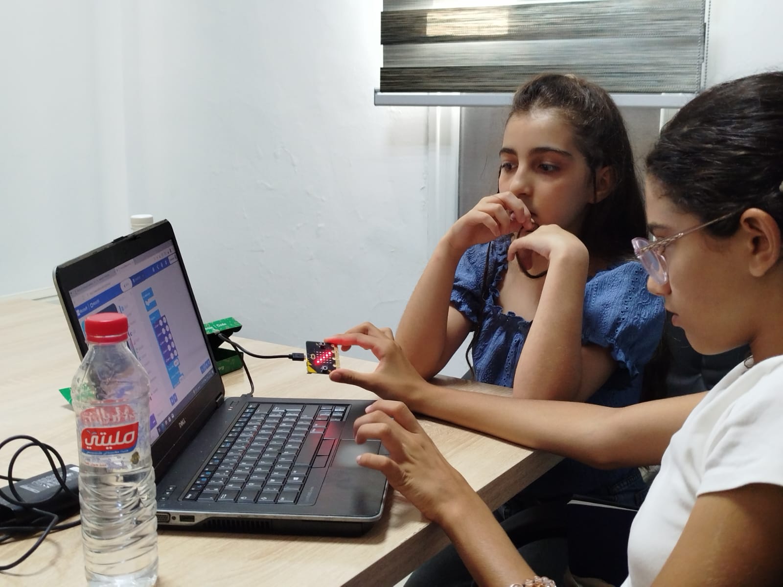 Élèves testant leur carte micro:bit